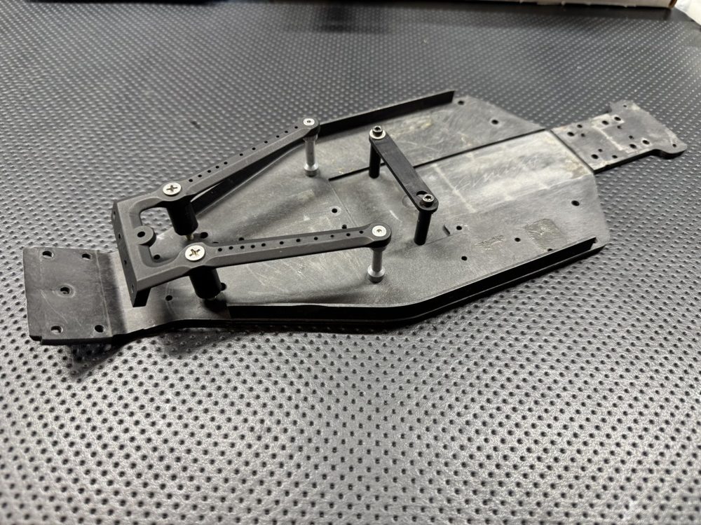 Vintage Andy's Molded RC10 Chassis w/ Battery Box, Bulkhead and RPM Bumper photo 2